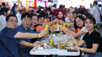 三伏天空调棚里喝啤酒？广州珠江啤酒节把姜撞奶塞进酒瓶，年輕人搶著打卡