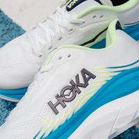 HOKA Clifton 11和Pro怎么选一篇说透软脚感与弹脚感的本质区别