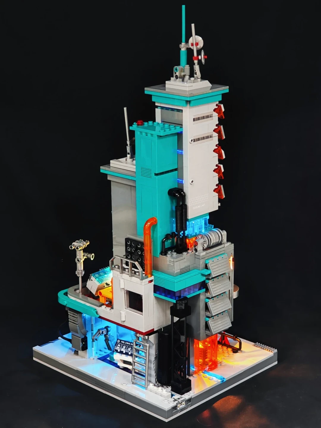 霓虹算力枢纽登场|Lumibricks 七月赛博朋克新作 —— 数据工作站 拼装体验分享