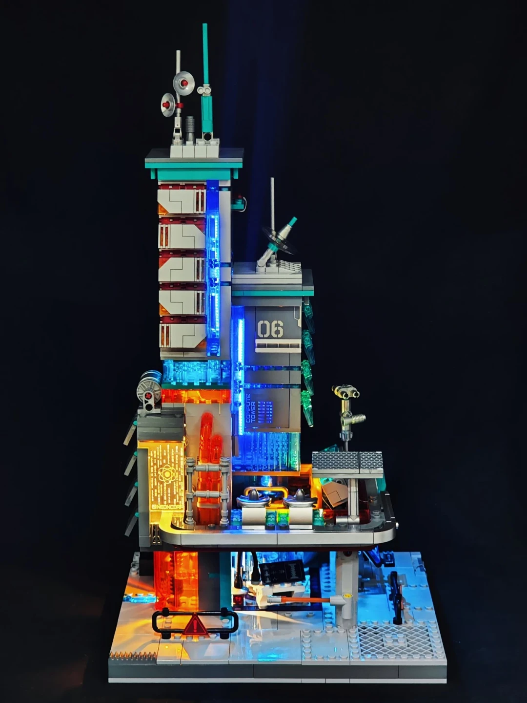 霓虹算力枢纽登场|Lumibricks 七月赛博朋克新作 —— 数据工作站 拼装体验分享