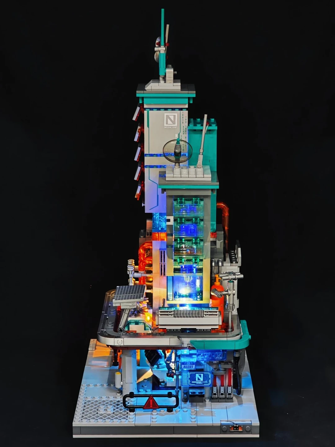 霓虹算力枢纽登场|Lumibricks 七月赛博朋克新作 —— 数据工作站 拼装体验分享