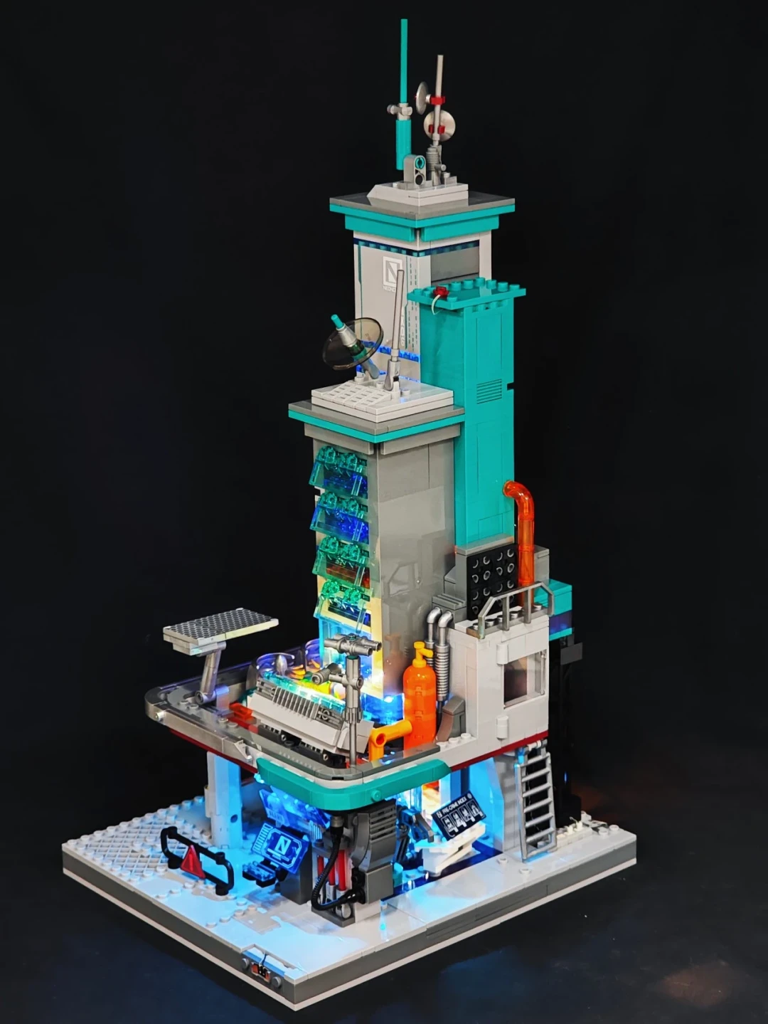 霓虹算力枢纽登场|Lumibricks 七月赛博朋克新作 —— 数据工作站 拼装体验分享