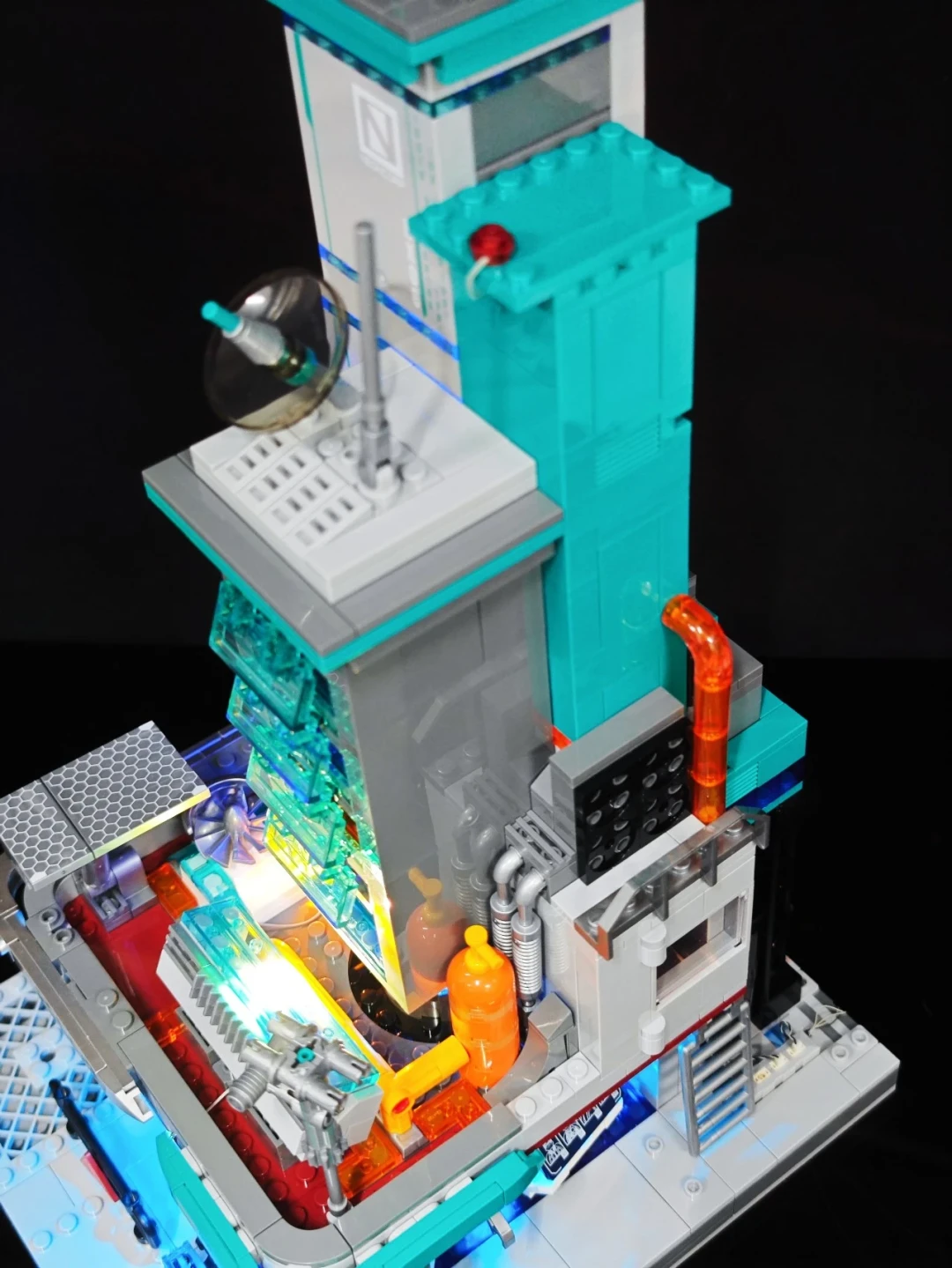 霓虹算力枢纽登场|Lumibricks 七月赛博朋克新作 —— 数据工作站 拼装体验分享