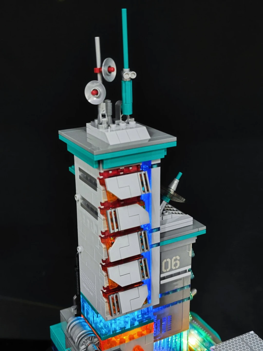 霓虹算力枢纽登场|Lumibricks 七月赛博朋克新作 —— 数据工作站 拼装体验分享