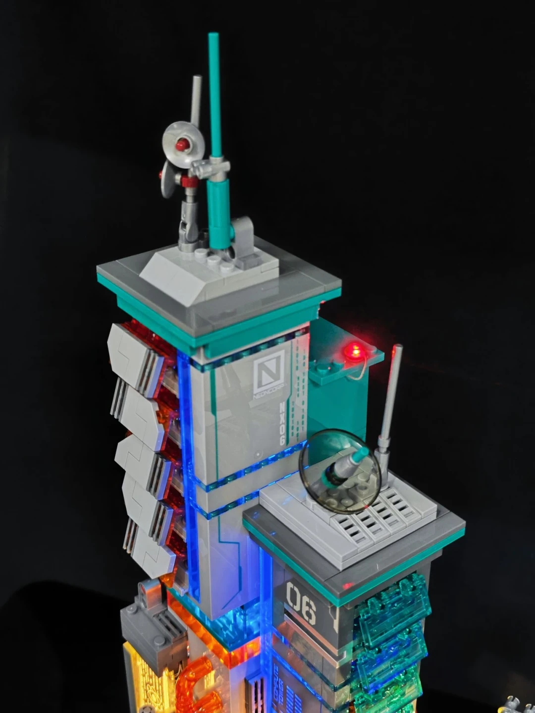 霓虹算力枢纽登场|Lumibricks 七月赛博朋克新作 —— 数据工作站 拼装体验分享