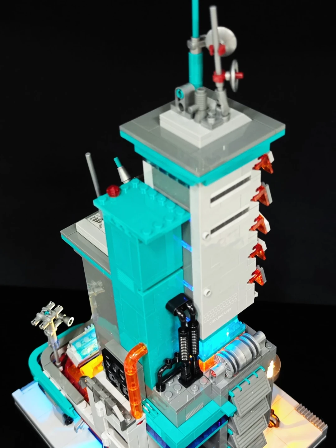 霓虹算力枢纽登场|Lumibricks 七月赛博朋克新作 —— 数据工作站 拼装体验分享