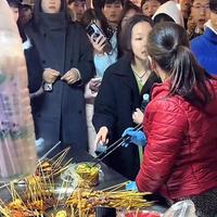 称重麻辣烫“偷价”内幕：50克不是一斤，账单翻倍就在结账前那一眼