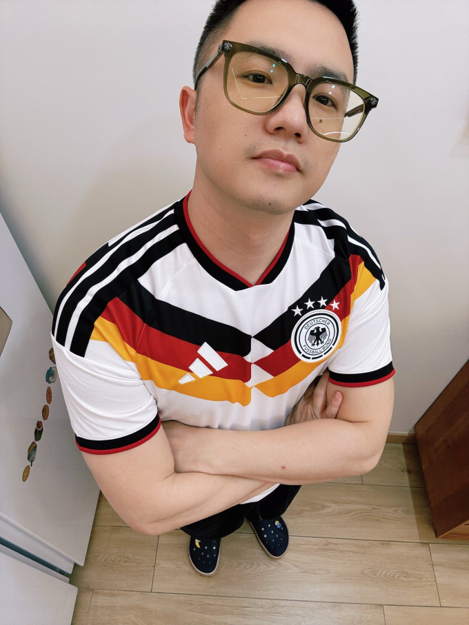 阿迪达斯运动T恤