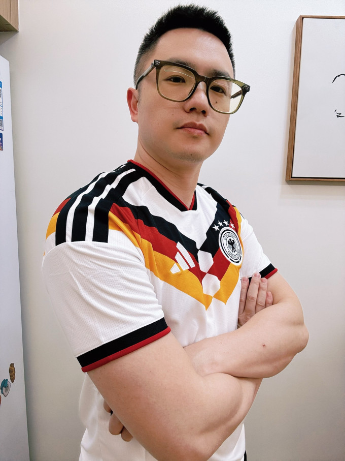 阿迪达斯运动T恤