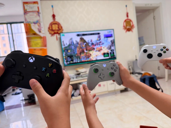 新老对比🔥Xbox Series手柄上手：手感细腻了，但西瓜键变了？