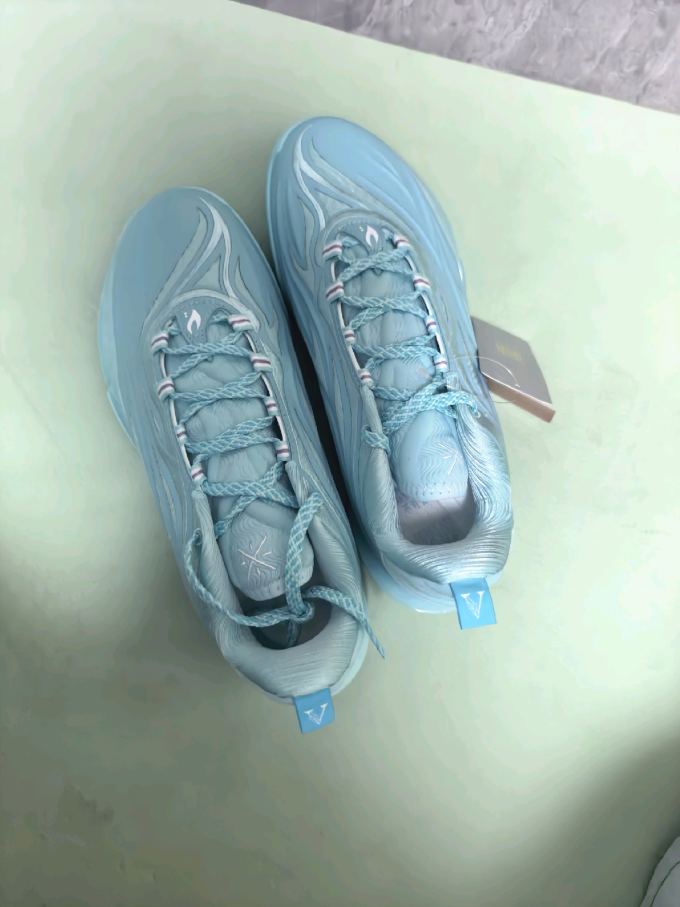 李宁篮球鞋