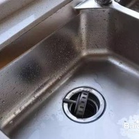 水槽发灰别再拿钢丝球硬擦！教你正确清洁方法，恢复光亮不伤表面