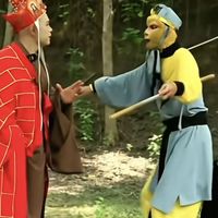 草根穿廉价戏服在小树林即兴直播戳中千万职场人