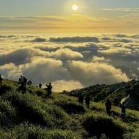 金顶住宿避坑指南:普通周末提前7天,节假日提前2个月,否则只能睡走廊
