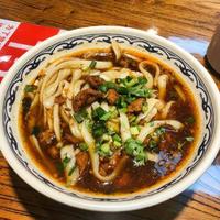 刀削面师傅每分钟削200刀,山西非遗面食大会限时开吃,排队都值得