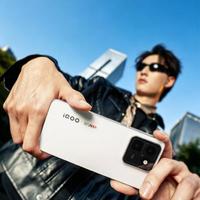 游戏手机拍照不行？iQOO 15 Ultra三摄全5000万打脸了