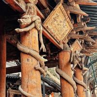 别再只会抬头看一眼:晋祠圣母殿参观指南,900年木雕龙和侍女像的正确打开方式