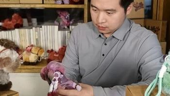 千年战马变毛绒挂件！西安博物馆这波操作让年轻人抢着买单，半年狂销8万件