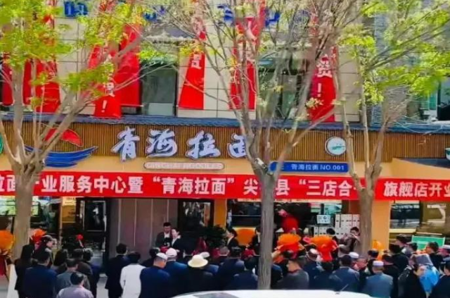 3 万家兰州拉面，开始自立门户“换招牌”，身份错位终要改写？