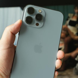 iPhone13 Pro Max服役5年：换了两次电池 小拇指凹了 还想再战3年