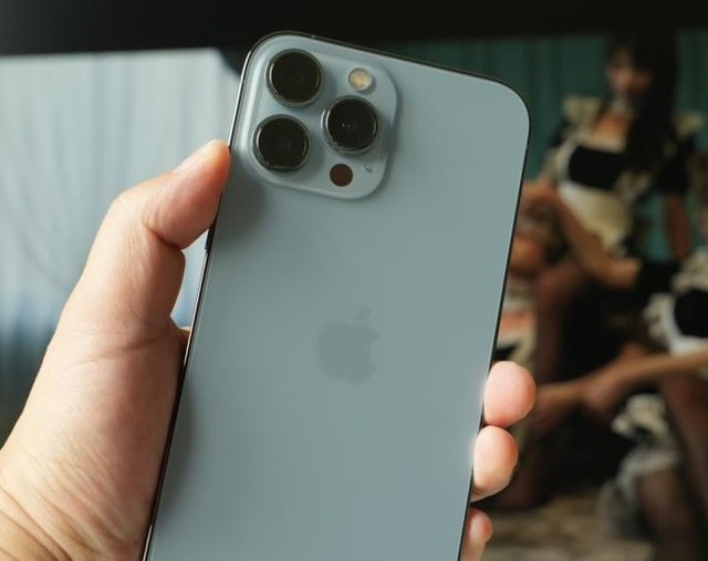 iPhone13 Pro Max服役5年：换了两次电池 小拇指凹了 还想再战3年