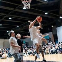 NBA顶薪球星和中国街球王，同一规则下干了一架