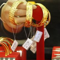 金价跌回去年底，买黄金选错渠道每克多花200块