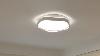 20平房间用多少瓦LED灯泡合适？从亮度需求到灯具选择，教你选对