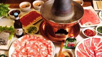 铜锅涮肉凭啥比铁锅贵？老北京人说出真相，口感差距太大了