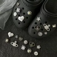 Crocs洞洞鞋花配满几乎再买一双？官方智必星、平替打底、自制拼豆三条路线算给你看