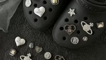 Crocs洞洞鞋花配满几乎再买一双？官方智必星、平替打底、自制拼豆三条路线算给你看