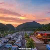 全国最大房车营地挤满人!20元/天水电全包,自驾族直呼太划算