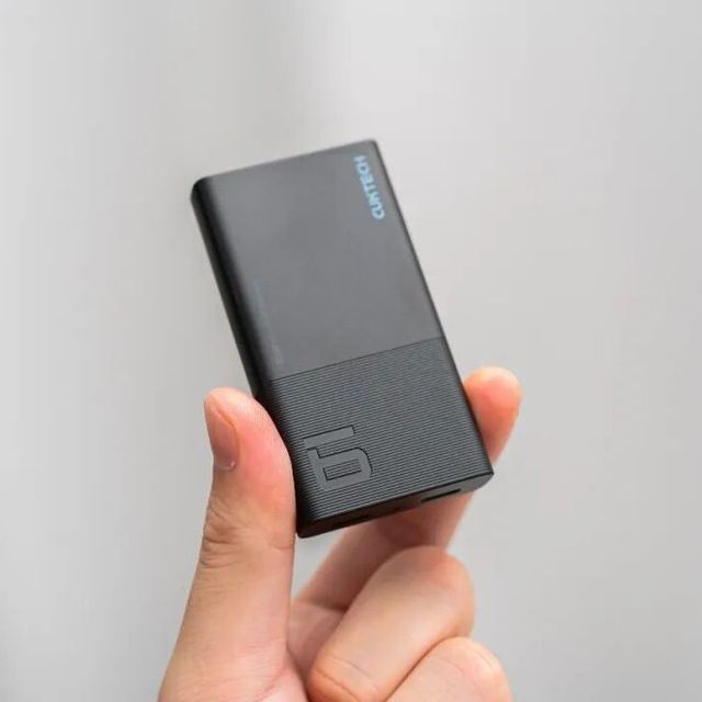 😱 比银行卡还小的充电头，真能喂饱我的笔记本？