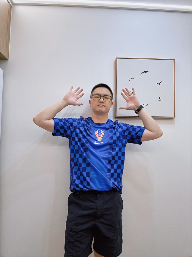克罗地亚世界杯球衣穿搭，时尚单品怎能少这件❗