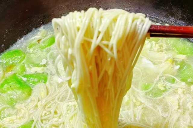 不知道吃什么的时候，就煮面条，几分钟搞定，汤鲜味美，营养丰富
