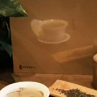 闷热天里的慢时光：一杯黄茶黄金叶，把居家的日子泡出甘甜