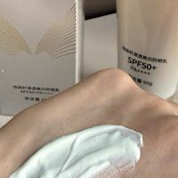 什么防晒霜适合混油皮用?5款清透美白防晒从肤感到效果全拆解