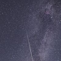 英仙座流星雨十年一遇的新月窗口明晚极大：手机、套机、租镜、买大光圈四档花费，谁值得