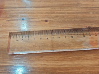 淡蓝色软胶直尺：耐用且不划手