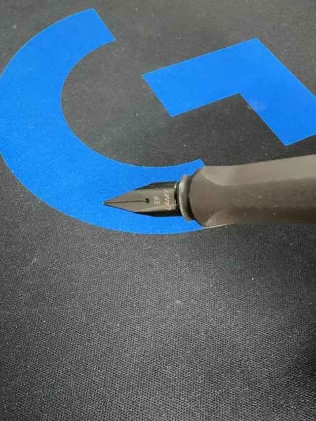 拧开笔帽的那瞬间,我听见了纸张在唱歌
