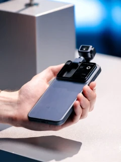 年轻人的第一台“机器人手机”，9999这朋友能交？