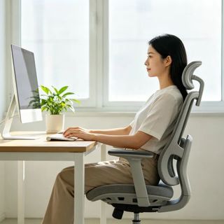 久坐8小时腰椎承压2.5倍！人体工学椅怎么选不踩坑？内行教你盯准4个核心参数