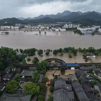 台风"白海豚"停编但"回马枪"雨没停:江浙沪车主这个周末要不要开车出门、怎么开?