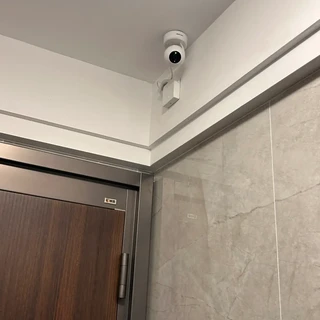 家门口装摄像头违法吗？翻完真实判例和上千评论帖，我整理出4条边界线和3种不会被要求拆掉的设备选法