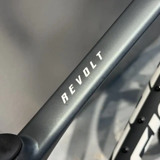 捷安特的全能瓜车正在清仓：Revolt 2跌到2998元，但还有店给Revolt 1报6000