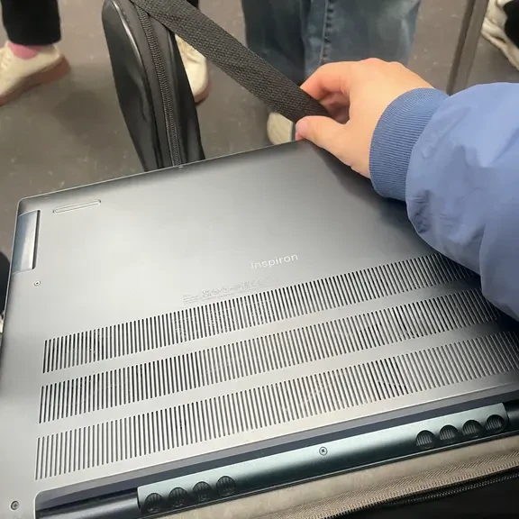 笔电从包里掏出来烫手？先别换电池，Windows这个“假睡眠”才是元凶