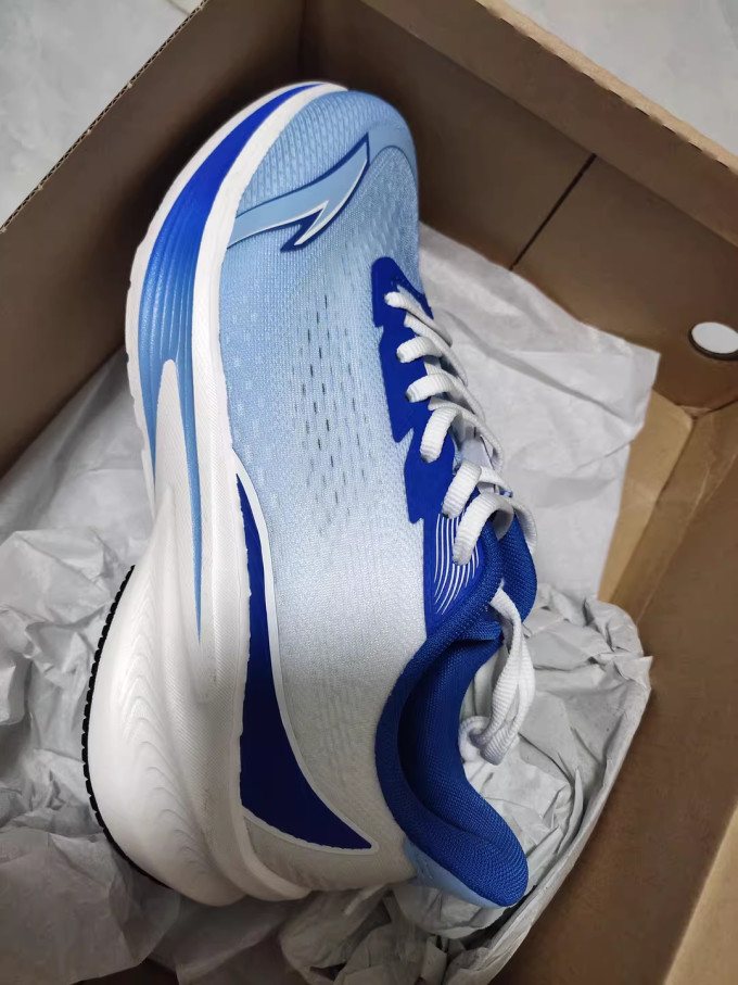 安踏跑鞋