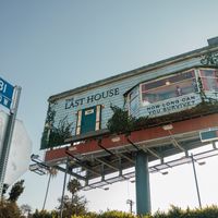解说把它捧成百万播放，真看过的只数出3个恐怖镜头：网飞这部《最后孤屋》，别当恐怖片看