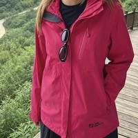 搜“狼爪冲锋衣怎么样”，十几条结果是同一套模板，赢家永远是那个陌生品牌