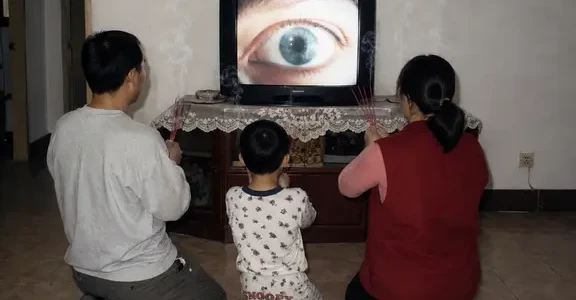 豆包“小时候头像”刷屏：你的不像你、有脖子的原因都在这，4层提示词公式和3条隐私红线跟之前先看